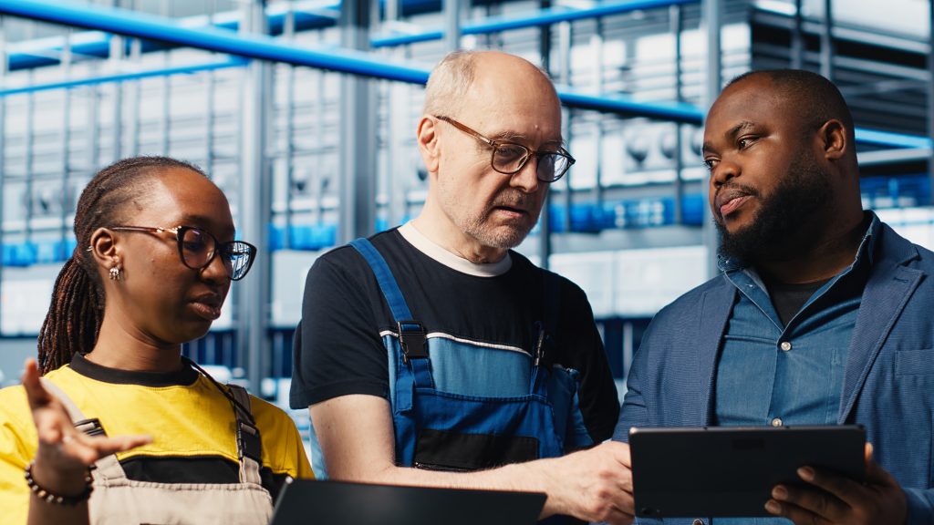 Équipe d’ingénieurs multiservices planifiant des interventions terrain avec une GMAO moderne : tableau de bord centralisé, application mobile pour équipes nomades, suivi en temps réel des missions et matériels sur plusieurs sites