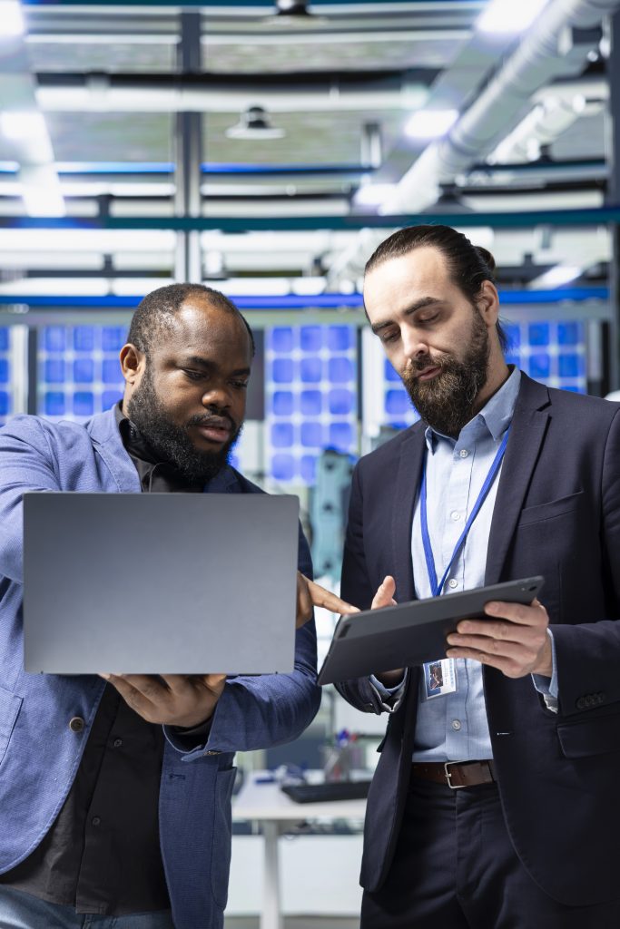 Équipe de consultants en réunion, utilisant des outils digitaux pour organiser leur travail.