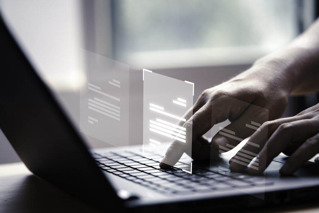 Illustration d’une main utilisant un ordinateur portable avec un écran virtuel affichant un document à valider en ligne, concept d’approbation numérique, de gestion sans papier, d’assurance qualité et de gestion