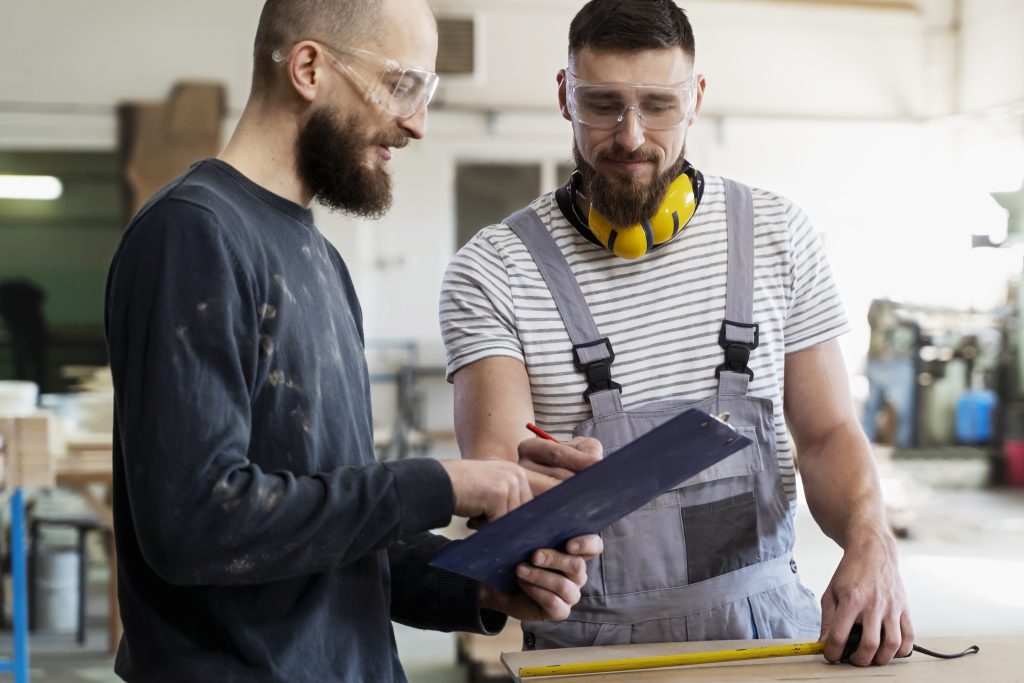 Hommes travaillant sur la découpe de panneaux MDF dans un atelier industriel